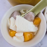 可能是豆腐、粥、甜點、蛋黃和龍眼的圖像