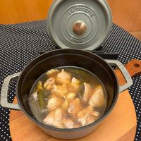 可能是香菇、火鍋和顯示的文字是「 LA COCOTTE 10 STAUB 」的圖像