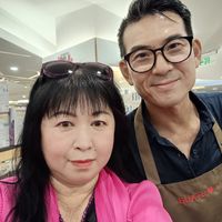 可能是一或多人、眼鏡和文字的圖像