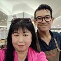 可能是一或多人、眼鏡和文字的圖像