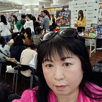 可能是一或多人、大家在微笑、眼鏡和文字的圖像