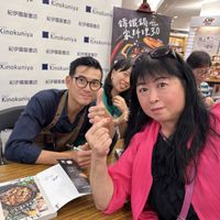 可能是‎一或多人和‎顯示的文字是「‎紀伊國屋碧店 inokuniya 紀伊國屋書店 Kinokuniya 紀伊國屋書店 Kinokuniya Kinokuniya 紀伊國屋营店 Kinokuniya 紀伊國羅書店 Kinokuniya Kinokuniy 紀伊國屋書店 籌鐵鍋 ဖေးသပ်း رامارم ိုးစာရုပ် Kinokuniya 家料理3.0 紀伊國屋書店 UMP SHOP 紀伊国屋書店 Kinokuniya SSEG 紀伊国原書店 Kinokuniya Kinokun 船 人袋 niya 紀伊國屋書店 紀伊國歷書店紀伊國國器 紀伊國屋書 Kinokuniy ル FRCEL スび ሞ MCT 西ま 金味‎」‎‎ 的圖像