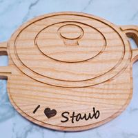 可能是木湯匙和顯示的文字是「 Staub 」的圖像