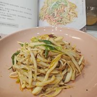 可能是義大利麵、拉麵、炒麵和文字的圖像