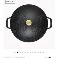 可能是顯示的文字是「 10:00 ..dl 5G 86 X Facebook www.zwilling.com ZWILLING IT'SA CULINARY WORLD MATTE NEW O SALE STAUB LA COCOTTE 5.25 qt, Essential French staub Oven with Horse Lid, black matte $399.99 $229.99 -42 % 」的圖像