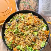 可能是麵、義大利麵、炒飯、炒麵和文字的圖像