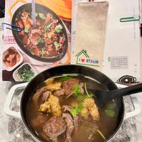 可能是火鍋、燉小牛膝和文字的圖像