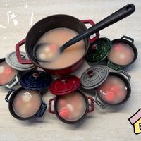 可能是粥、火鍋、豆腐和顯示的文字是「 ኢድ 廣 STAUS AUD 會 田」的圖像