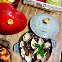 可能是西班牙大鍋飯和顯示的文字是「 SUUUU B0a COCOTTE Cairina STAUB STAUB STAUe SYAUS SYAUB 」的圖像
