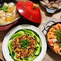 可能是火鍋、炒麵、麵、豆腐、拉麵和文字的圖像
