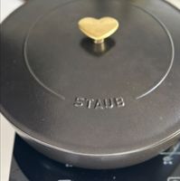可能是鬆餅機、紅心和顯示的文字是「 STAUB 」的圖像