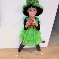 可能是嬰兒、帽子和聖誕樹的圖像