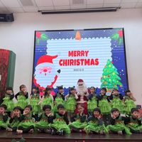 可能是聖誕樹和顯示的文字是「 MERRY CHIRISTMAS 2025.12.13 2025. 」的圖像