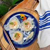 可能是豆腐、粥、壽司、麵、紫蘇和顯示的文字是「 STAUB 」的圖像