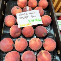 可能是水果和顯示的文字是「 90 S Temba Peach 백도박스 $59.00/B0k Box BOXONLY™ BoX ONLY (T องจ์ก EALA 8R31 」的圖像