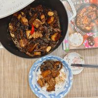 可能是‎肉排、豆腐、香菇、燉小牛膝和‎顯示的文字是「 ‎STAUB ו"רה 干校五花肉 干校王 no‎ 」‎‎ 的圖像