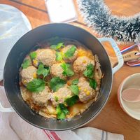 可能是豆腐、火鍋和顯示的文字是「 WTAUB TAUB 」的圖像