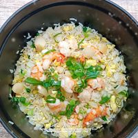 可能是蝦、炒飯和西班牙大鍋飯的圖像