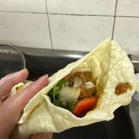 可能是希臘旋轉烤肉、墨西哥塔可餅和墨西哥捲餅的圖像