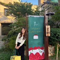 可能是牛角扣大衣、風鈴、矢車菊和顯示的文字是「 ※ kaju kaju MMERRY CAKESMAS! メリークリスマス！ - 2 代間」的圖像