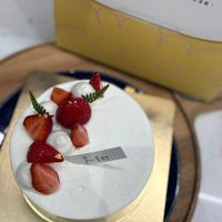 可能是戚風蛋糕、草莓和文字的圖像