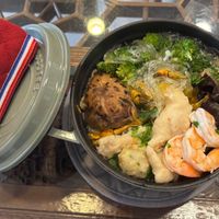 可能是香菇、拉麵、麵、火鍋和文字的圖像