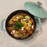 可能是火鍋、香菇、燉小牛膝和豆腐的圖像