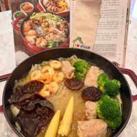 可能是火鍋、拉麵、麵和文字的圖像