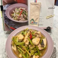 可能是麵、炒麵、豆腐和文字的圖像