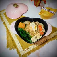 可能是拉麵、水波蛋、麵、豆腐和文字的圖像