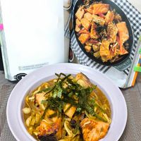 可能是拉麵、義大利麵、豆腐和文字的圖像