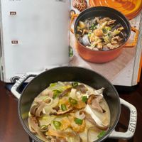 可能是粥、豆腐、火鍋和顯示的文字是「古早味白菜滷 之演〕 24cm 0食鍋 提装】 18cm 「時国 〔投業]4人分 4人分 量 RANK RM 材料 作法 TACK STAUB 」的圖像