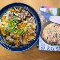可能是義大利麵、炒麵、香菇、麵和顯示的文字是「 HEA 」的圖像