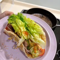 可能是希臘旋轉烤肉和墨西哥塔可餅的圖像