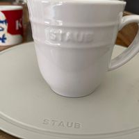 可能是咖啡杯和顯示的文字是「 STRUCS STAUB B 」的圖像
