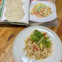 可能是義大利麵、麵、炒麵和顯示的文字是「香辣杏鮑菇絲 2大用 ٢ 」的圖像