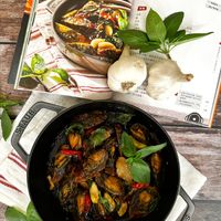 可能是西班牙大鍋飯、紫蘇和文字的圖像