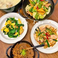 可能是‎豆腐、火鍋和‎顯示的文字是「 ‎AUB dauh ligo ao ل‎ 」‎‎ 的圖像