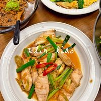 可能是麵、炒麵、炒飯和文字的圖像