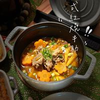 可能是豆腐、燉小牛膝和顯示的文字是「 NN 車事 車 式 I ١١١ ٤ 犬光 !! キ 牛 助」的圖像