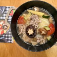 可能是拉麵、豆腐、火鍋和文字的圖像
