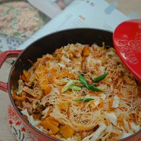 可能是炒飯、豆腐、麵、西班牙大鍋飯和炒麵的圖像