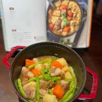 可能是燉小牛膝、火鍋、豆腐和文字的圖像