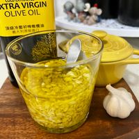 可能是顯示的文字是「 SOLo COLD EXTRACTED XTRA VIRGIN OLIVE OIL 頂級冷 頂級冷壓初榨橄欖油 義大利原裝進口 100 o/e 」的圖像