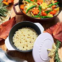 可能是豆煮玉米、北非小米飯、炒飯和顯示的文字是「 STAUS STAUS JUIIS 15 」的圖像