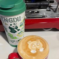 可能是咖啡機、咖啡杯和咖啡的圖像