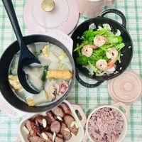 可能是‎火鍋、豆腐和‎顯示的文字是「 ‎STLUB ST2US YuS STAUS STIUB COCOTTE COCON STAUB 7ก7แ לכהד‎ 」‎‎ 的圖像