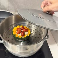 可能是顯示的文字是「 STAUB STAUB 密 ΣT 」的圖像