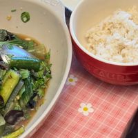 可能是粥和顯示的文字是「 STAUB AUB 」的圖像