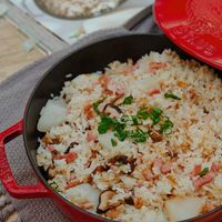 可能是西班牙大鍋飯、豆腐、炒飯和顯示的文字是「 STANE B 」的圖像